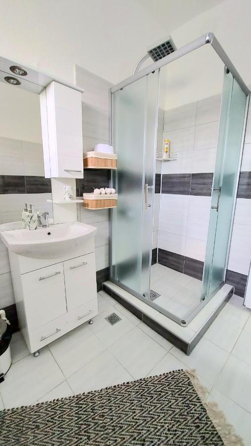 Inner City Two Bedroom Apartment Skopje Buitenkant foto